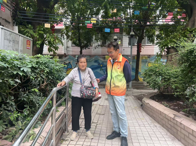 （社區(qū)居民使用扶手）.png