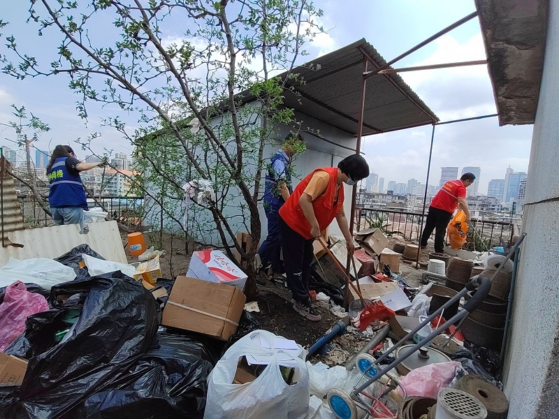 圖：志愿者清理天臺(tái)衛(wèi)生死角.jpeg