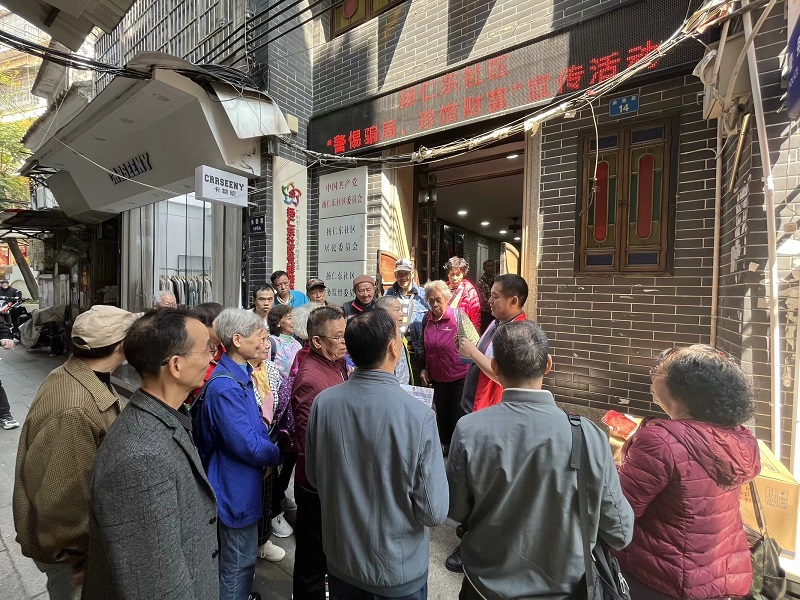 圖：向居民派發(fā)反詐宣傳單.jpeg