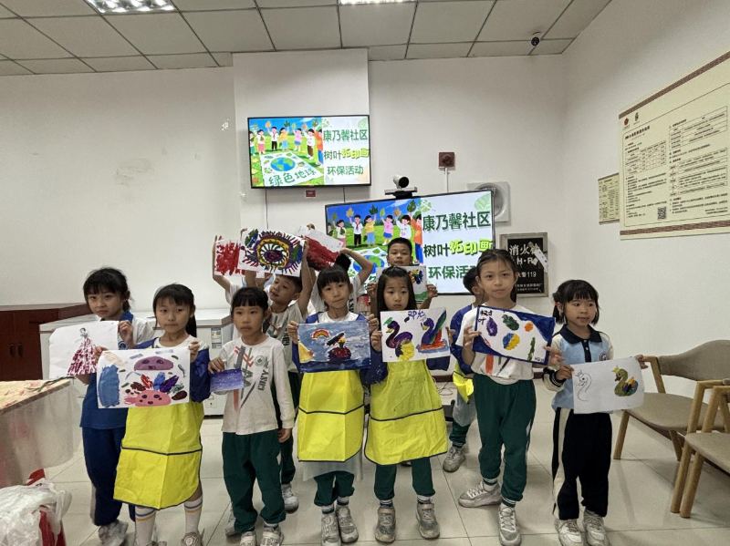 樹葉拓印畫作品展示大合照.png