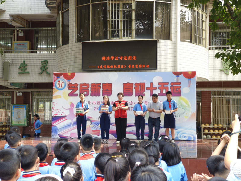 中南街：開展“學(xué)思踐悟正作風(fēng)，書香圓夢(mèng)促擔(dān)當(dāng)”圖書捐贈(zèng)微心愿圓夢(mèng)儀式暨“書記講黨課”活動(dòng)（組圖3）.png