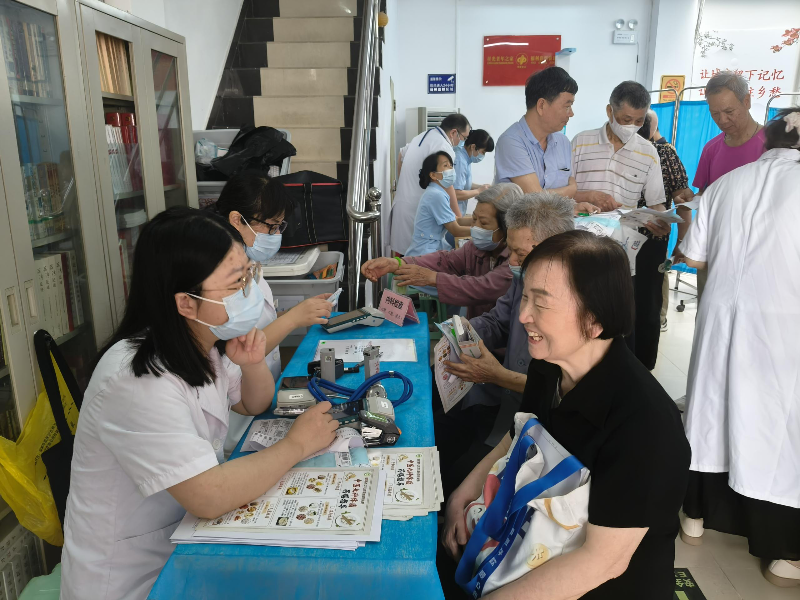 逢源街社區(qū)醫(yī)院醫(yī)生詢問老人身體情況.png