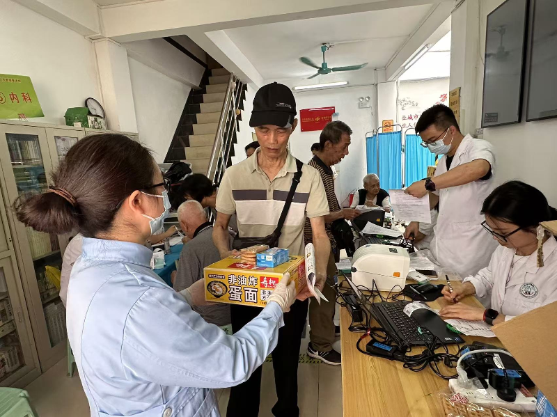 逢源街社區(qū)醫(yī)院醫(yī)生給完成體檢的老人送上慰問品.png