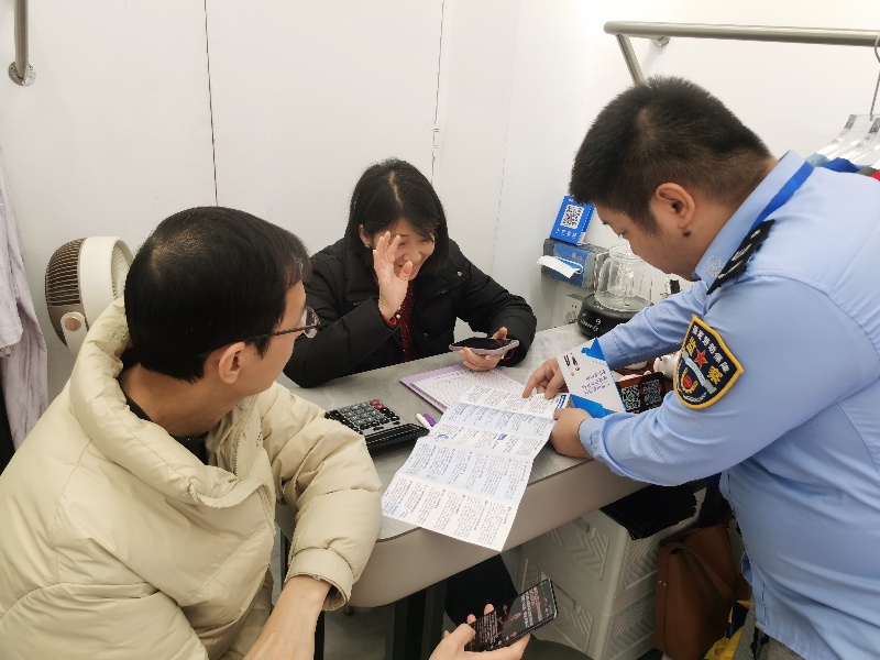 工作人員進(jìn)企業(yè)政策解讀 (2).jpg