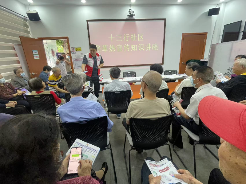 圖：社區(qū)工作人員向居民詳細介紹登革熱相關知識.jpg