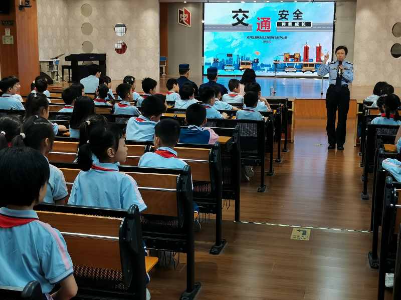 逢源街派出所陸警官給學生們講解交通安全知識.png