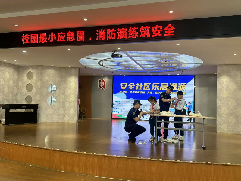 荔灣區(qū)消防大隊永慶消防救援站消防員現(xiàn)場教同學(xué)打逃生繩結(jié)的方法.png