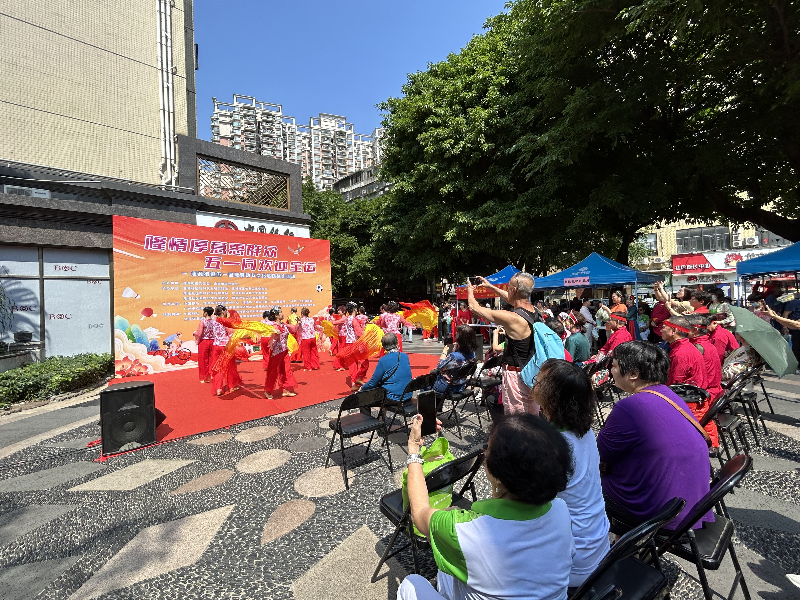（圖：精彩紛呈的演出節(jié)目吸引街坊圍觀）.png
