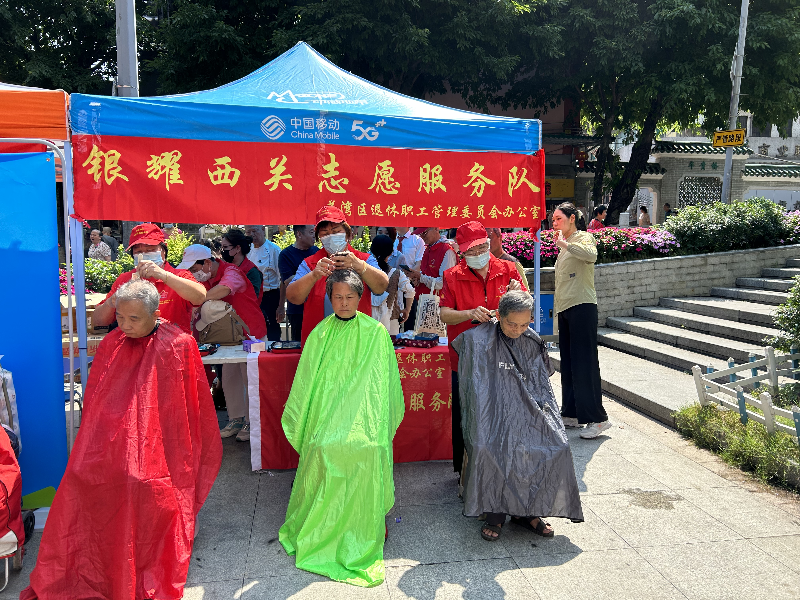 （圖：現(xiàn)場義剪服務(wù)受到老人家的歡迎）.png