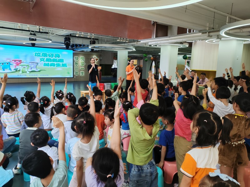 圖：幼兒園小朋友積極參與垃圾分類互動(dòng)游戲.jpg