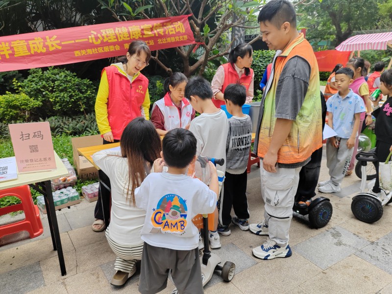 圖：群眾居民踴躍掃碼入園參與游戲.jpg