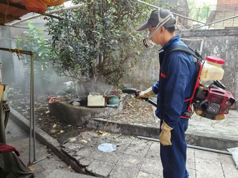 近日，家住花地街道鷹爪樹街的周女士通過12345政務(wù)服務(wù)便民熱線反映，入夏以來該區(qū)域蚊蟲滋生問題日益嚴(yán)重，特別是傍晚時(shí)分蚊蟲成群出沒，給周邊居民日常生活帶來極大困擾。希望相關(guān)部門能盡快采取有效措施解決這一問題。A.png