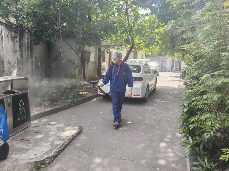 近日，家住花地街道鷹爪樹街的周女士通過12345政務(wù)服務(wù)便民熱線反映，入夏以來該區(qū)域蚊蟲滋生問題日益嚴(yán)重，特別是傍晚時(shí)分蚊蟲成群出沒，給周邊居民日常生活帶來極大困擾。希望相關(guān)部門能盡快采取有效措施解決這一問題。B.png