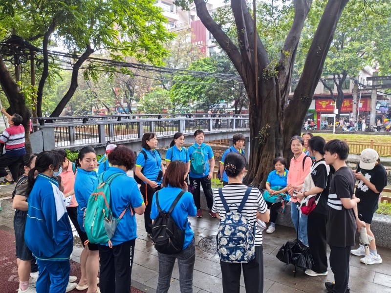 志愿者集中學習環(huán)保知識.jpg