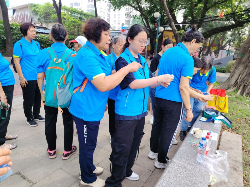 志愿者在澳口橋點位檢測水質(zhì).jpg