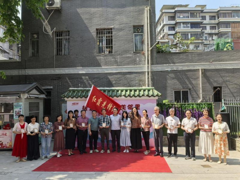 為“銀齡園丁紅霞先鋒隊”支教志愿者頒發(fā)榮譽.png