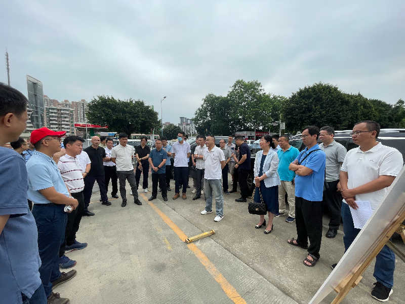 2025年5月28日，市河長(zhǎng)辦牽頭，荔灣區(qū)河長(zhǎng)辦具體組織，聯(lián)合佛山市有關(guān)單位開展廣佛跨界河涌聯(lián)合檢查，圖為兩地聯(lián)合檢查河涌水環(huán)境.jpg