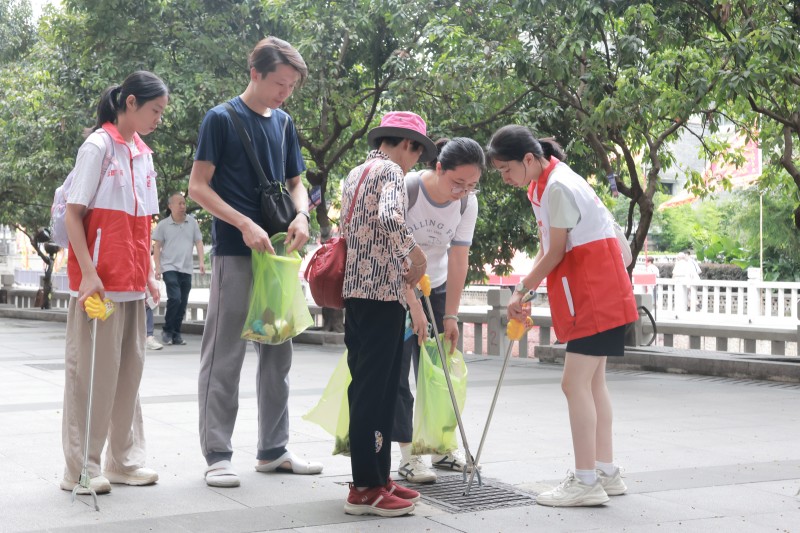 003 志愿者主動撿拾步道垃圾.jpg