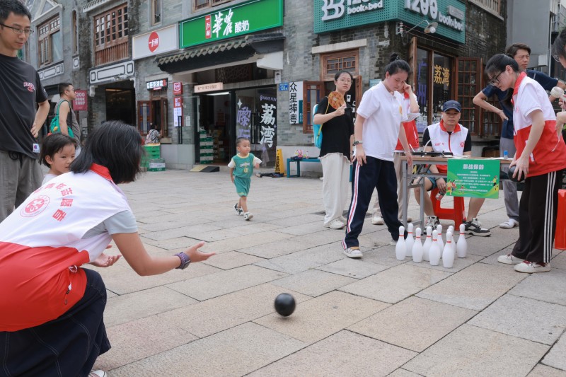 005 志愿者參與趣戰(zhàn)保齡活動.jpg