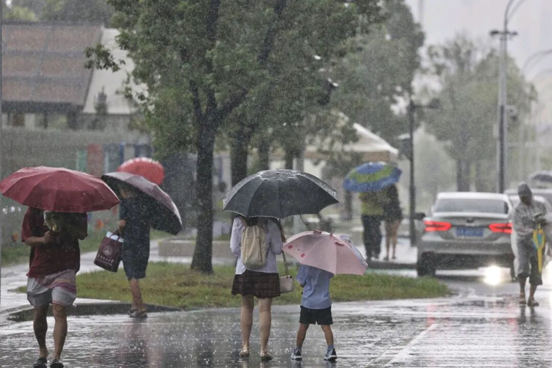 Super typhoon Ragasa nears, GD to suspend trains, schools