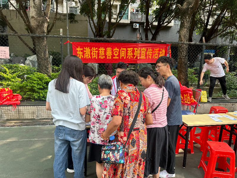 圖：志愿者向居民講解慈善相關(guān)法律法規(guī).jpg