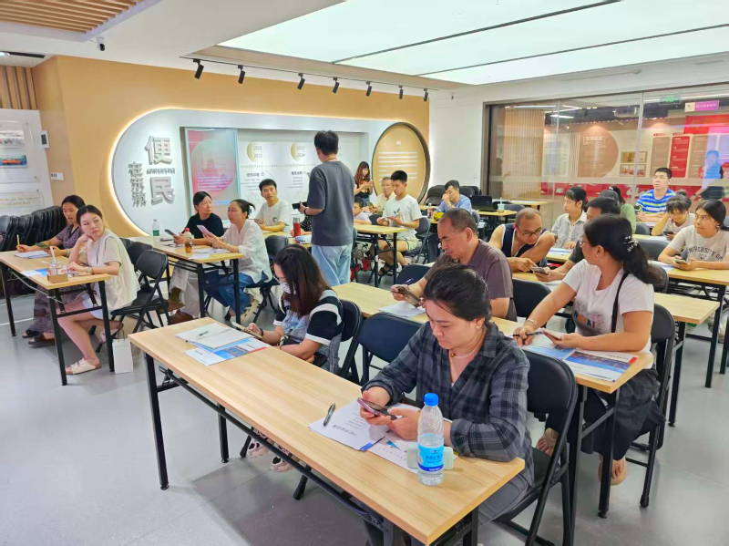 老師與學(xué)員深入互動(dòng).jpg