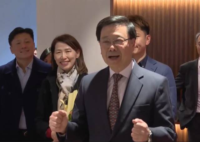 香港特區(qū)行政長(zhǎng)官李家超表示，對(duì)帆船選手貝俊龍奪得香港特區(qū)代表團(tuán)首枚十五運(yùn)會(huì)金牌感到“非常鼓舞、非常開心”。