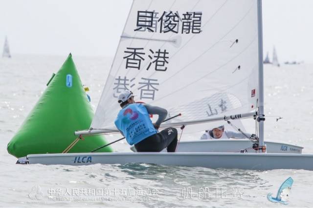 在十五運(yùn)會(huì)帆船比賽賽場(chǎng)上的香港特區(qū)運(yùn)動(dòng)員貝俊龍。（圖/中國(guó)香港帆船運(yùn)動(dòng)總會(huì)）