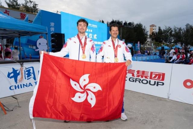 香港特區(qū)帆船運(yùn)動(dòng)員貝俊龍（左）為香港特區(qū)代表團(tuán)奪得十五運(yùn)會(huì)首枚金牌。（圖/中國(guó)香港帆船運(yùn)動(dòng)總會(huì)）