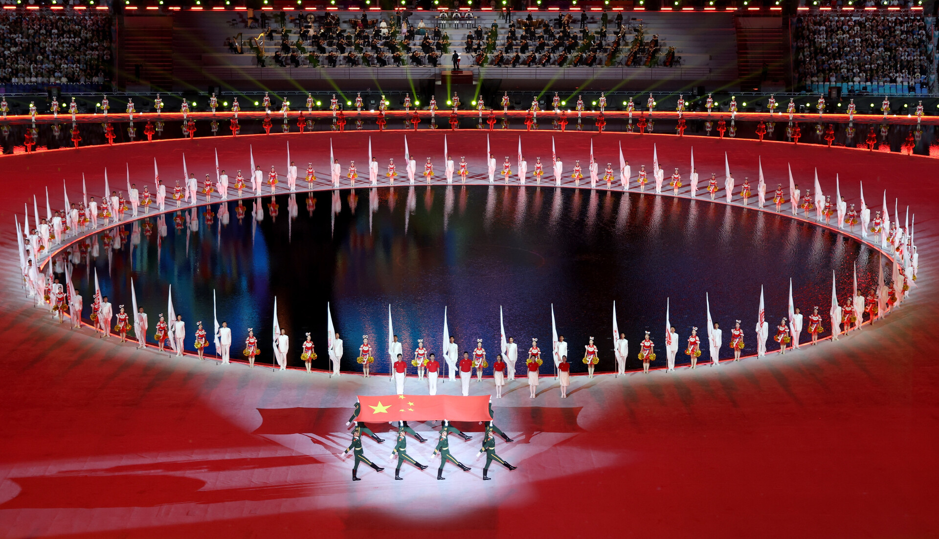 十五運(yùn)會(huì)開(kāi)幕式開(kāi)始，迎五星紅旗入場(chǎng)