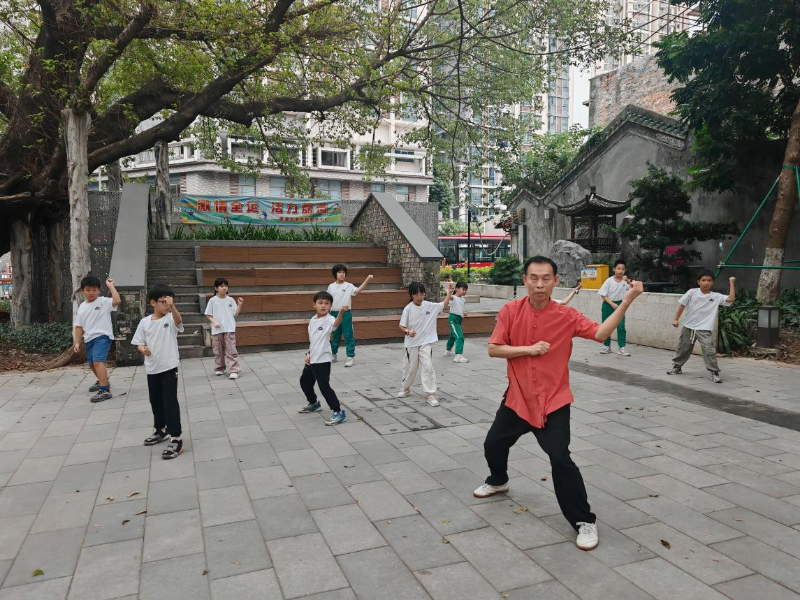 （圖：青少年學(xué)習(xí)太極拳）.png