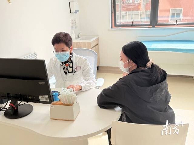 普通門診“一次掛號管一次就醫(yī)流程”就診模式，已經(jīng)在全市33家二級以上公立醫(yī)院實施。圖為江門市婦幼保健院診室。