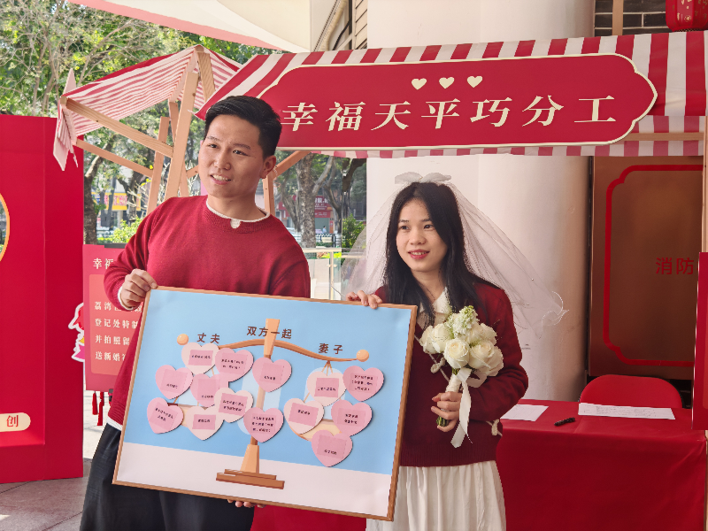 圖：新人通過“幸福天平巧分工”環(huán)節(jié)，體驗(yàn)溝通與協(xié)作對(duì)于家庭平衡的重要性.jpg