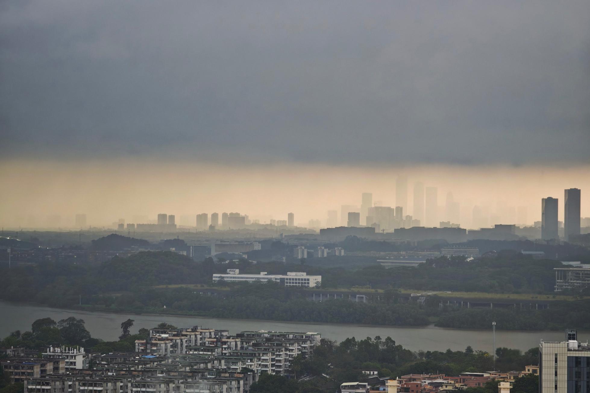 Guangdong sizzles as temperatures soar, severe weather looms