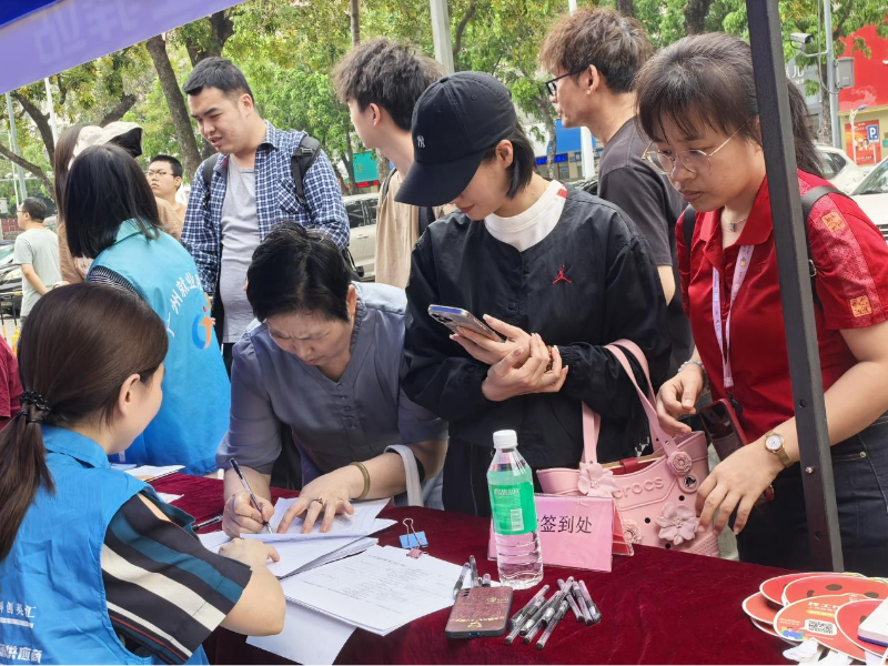 4月15日，荔灣區(qū)花地街道在芳村沃爾瑪廣場(chǎng)成功舉辦“2026年民營(yíng)企業(yè)服務(wù)月”零距離現(xiàn)場(chǎng)招聘會(huì)A.png
