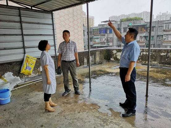 20180916 局領(lǐng)導帶隊到社區(qū)衛(wèi)生服務中心督導防御臺風工作