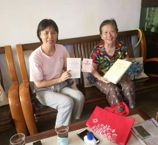 （圖：西村街廣雅社區(qū)黨委書記為老黨員送學上門）