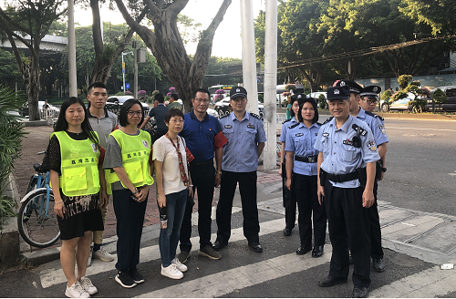 （圖：昌華街黨工委副書記鄭先念帶隊走進(jìn)轄內(nèi)社區(qū)開展“不忘初心、牢記使命” 主題平安宣傳活動）