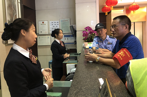 （圖：昌華街黨工委副書記鄭先念帶隊走進(jìn)轄內(nèi)社區(qū)開展“不忘初心、牢記使命” 主題平安宣傳）